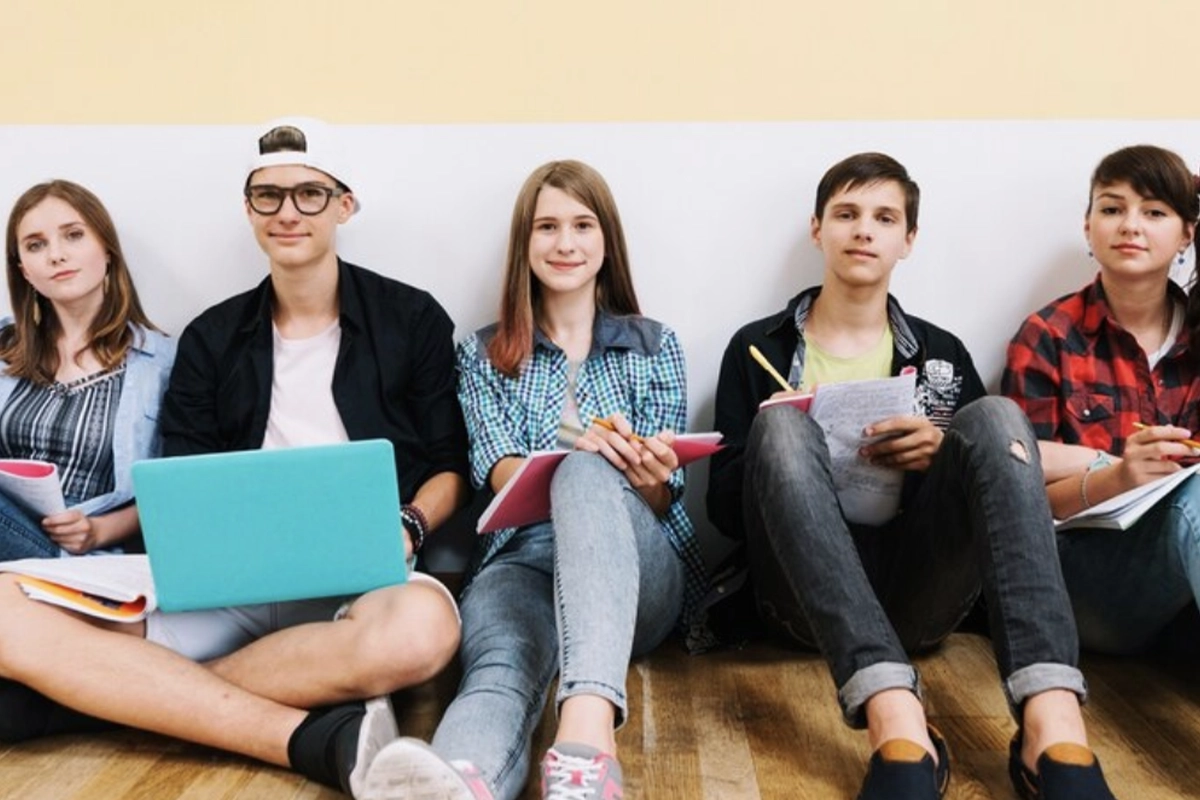 cinco jovenes estudiantes
