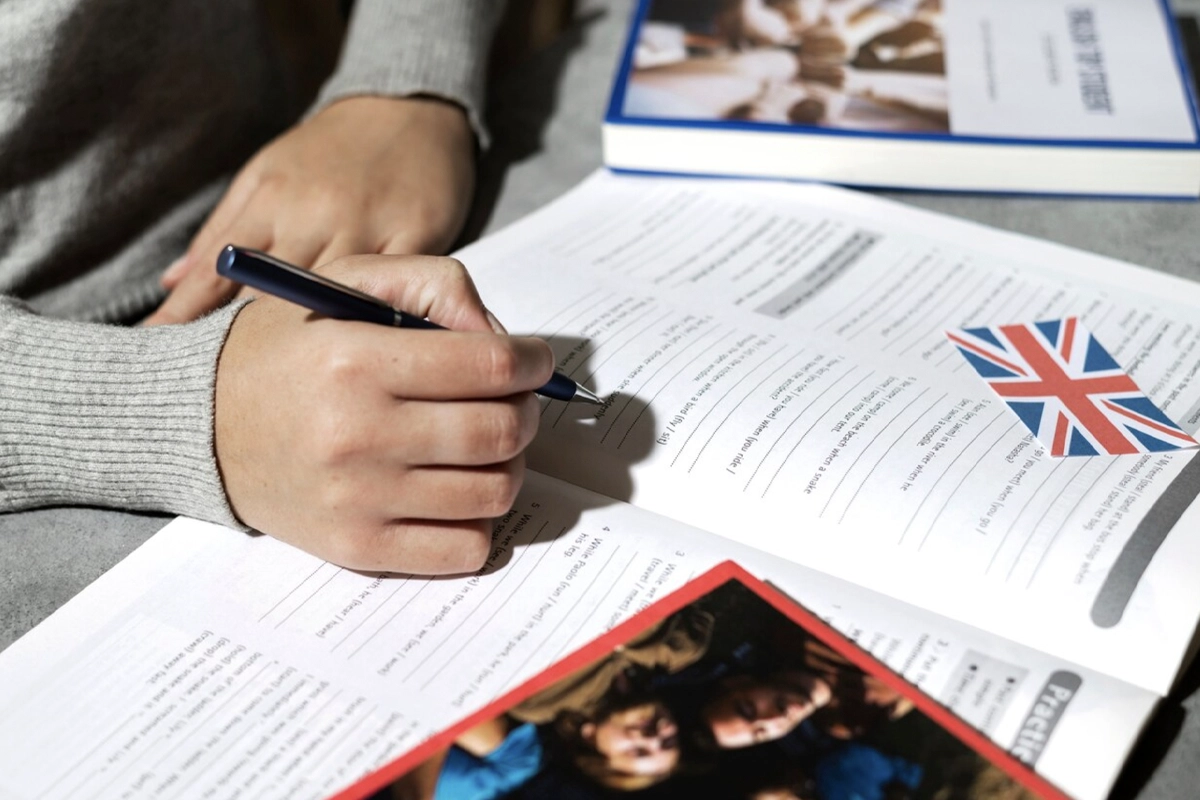 chica escribiendo en libro de ingles