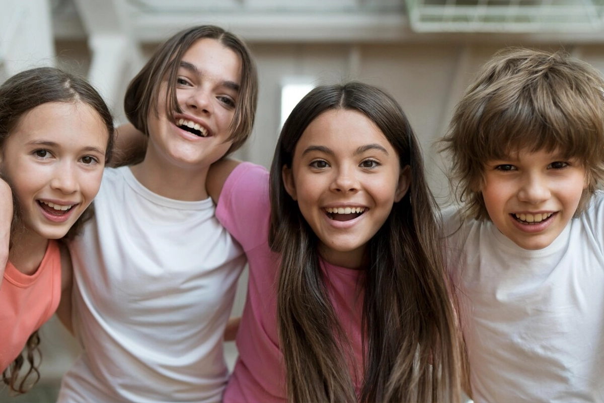 adolescentes sonriendo