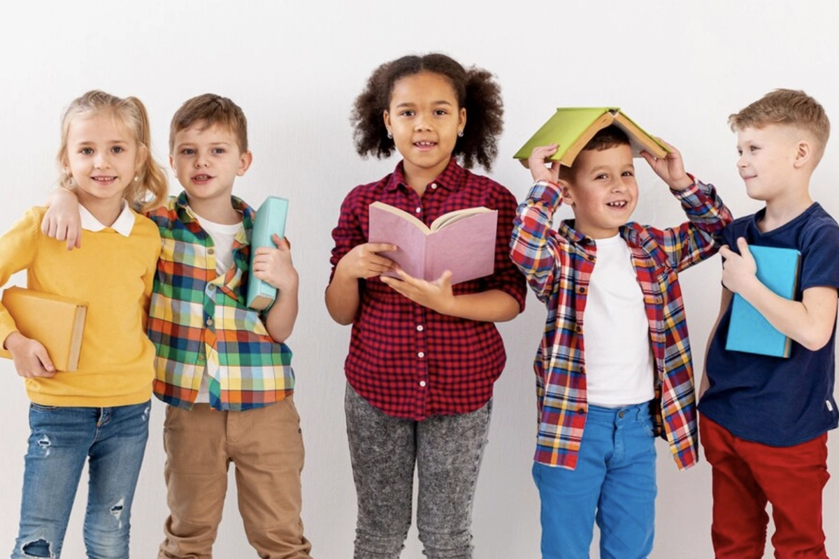 cinco niños estudiantes