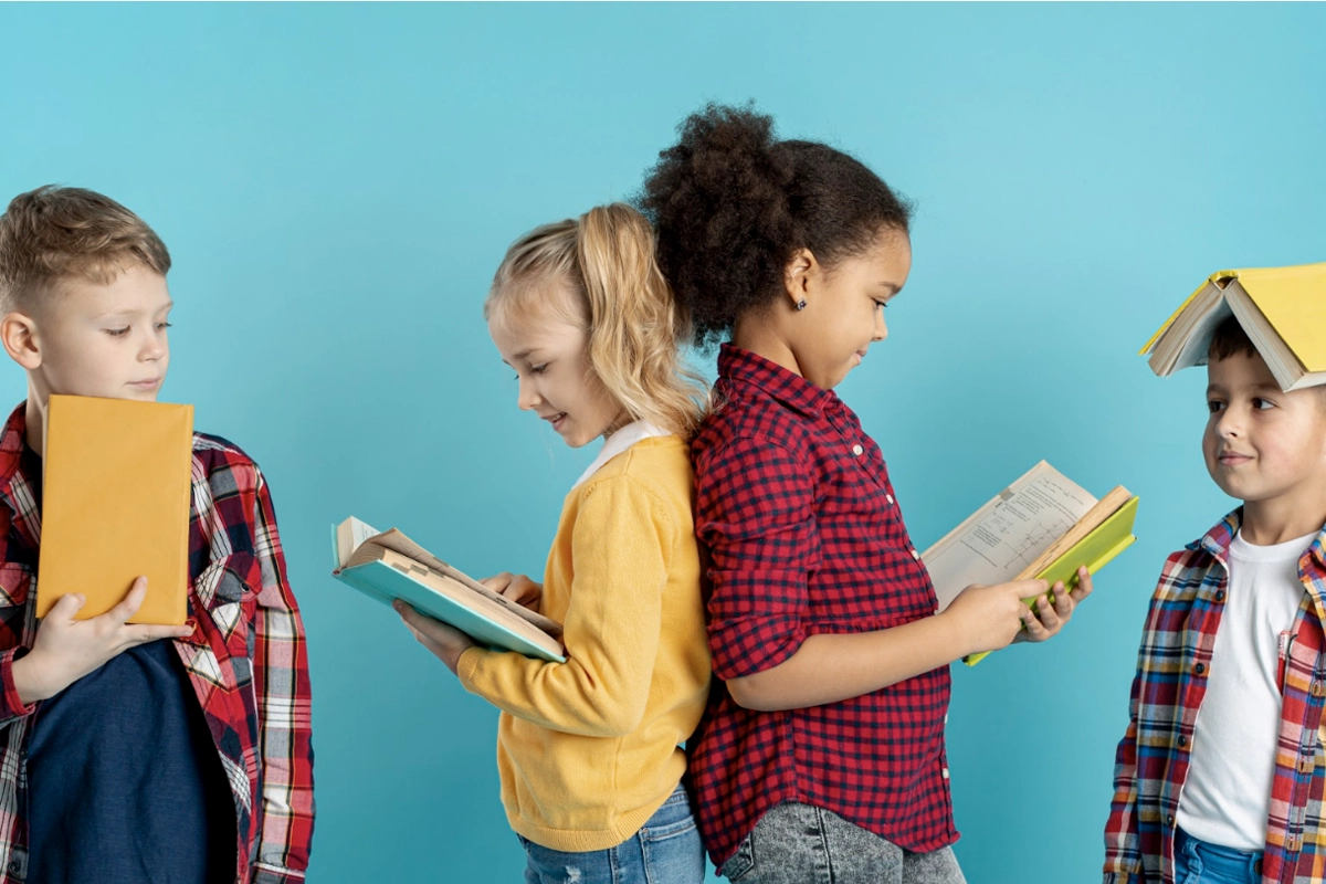 niños estudiantes con libros
